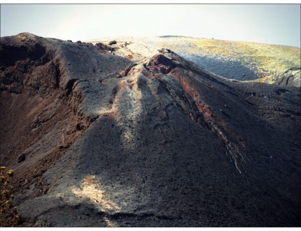 VISITA GUIADA AL TUBO VOLCÁNICO CUEVA DE LAS PALOMAS - VOLCAN TAJOGAITE - detalles crater