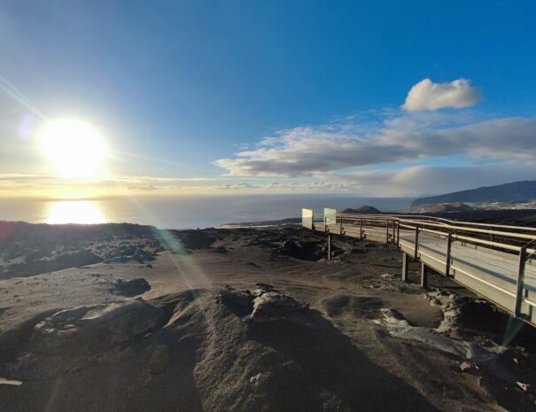 Vive un día como un espeleólogo! Reserva tu visita guiada al tubo volcánico Cueva de Las Palomas formado por la erupción del volcán San Juan de La Palma. TUBOVULCANICO pasarela vista